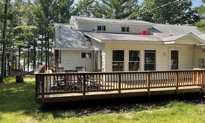 Lewiston House | Welcoming lake house with five bedrooms and a huge deck on Tee lake in Lewiston.