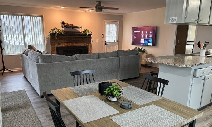Lexington County House | Welcoming lake house with private dock