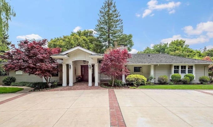 Fair Oaks House | Welcoming Mansion Estate with AC, Pool and Backyard in Menlo Park