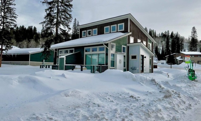 Rendezvous House | Welcoming Modern Cabin: Free Resort Shuttle right outside!