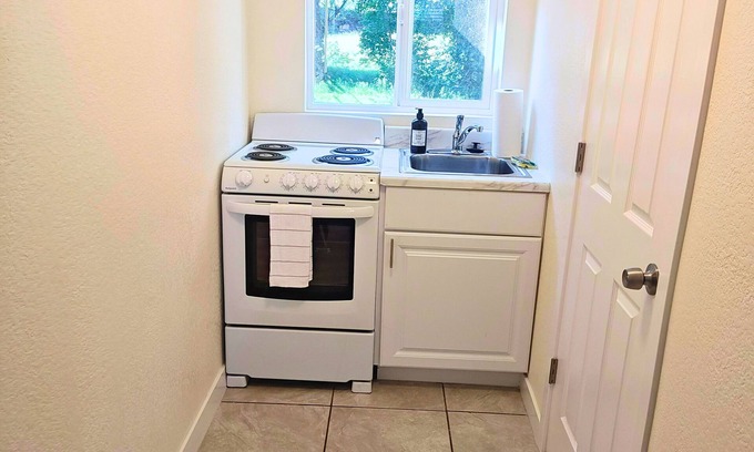 West Colorado Springs Apartment | Welcoming studio with AC in marvelous Colorado Springs