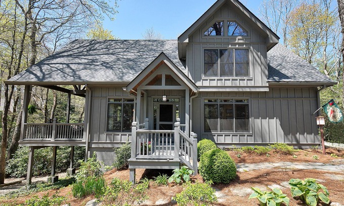 Lake Toxaway Cottage | Well-appointed home moments from award-winning Lake Toxaway Country Club.