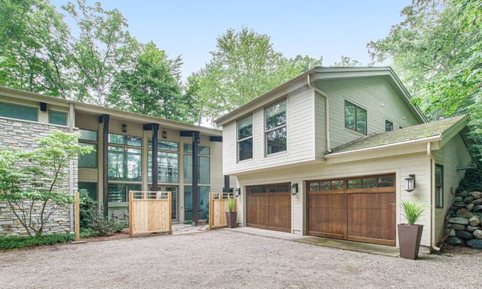 Harbert House | Well-Designed Lakefront Home with Ping-Pong and Free WiFi