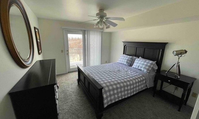 Oshkosh Apartment | Well Equipped 2BD/2BA Residence Near Downtown