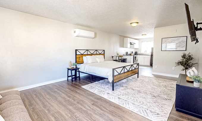 La Follette Apartment | Well-equipped downtown studio with firepit, fast WiFi, streaming, BBQ, kitchen
