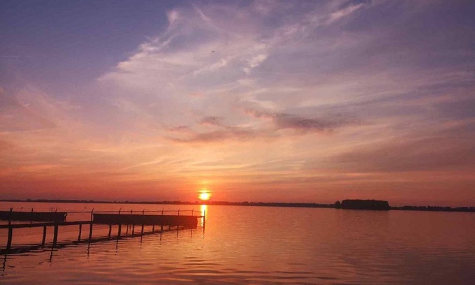 Nunspeet Ski Chalet | Well-kept chalet on the water, near the Veluwemeer