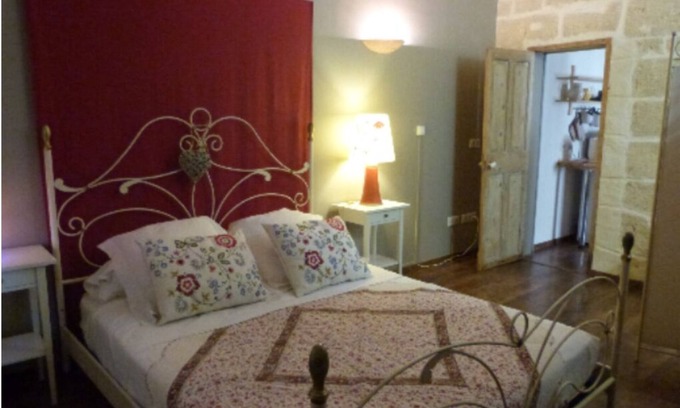 Vauvert Bed & Breakfast | Well-kept gite in Petite Camargue with in-house swimming pool
