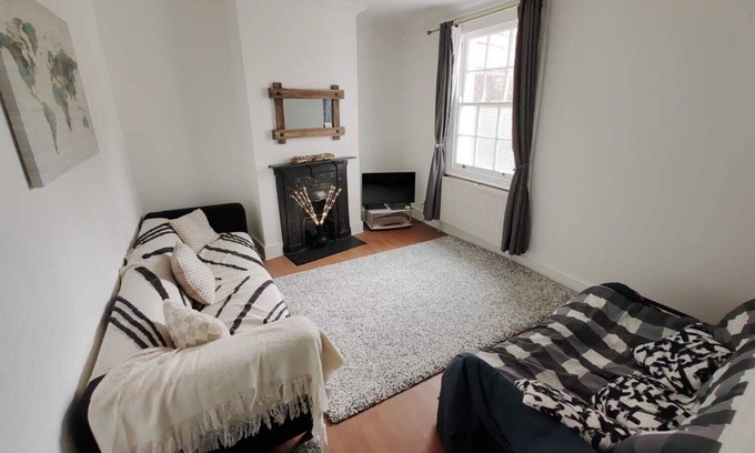 Rotherhithe Apartment | Well-located 2 Bedroom Apartment Close to Tower Bridge