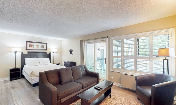 Craigleith Apartment | Well-located condo w/shared pool - walk to lifts, on bus route