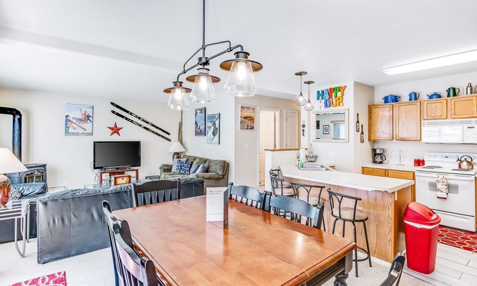 McCall Condo | Well-located condo with private patio & access to tennis, shared pool, & hot tub