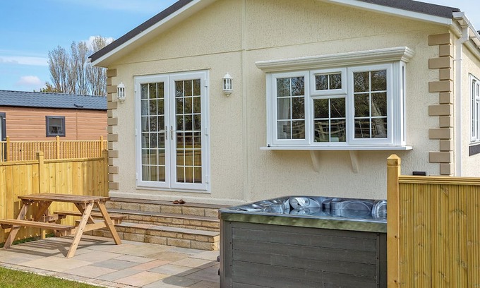 Hutton Rudby Ski Chalet | Well presented luxury lodge with two doubles, one with en suite shower.