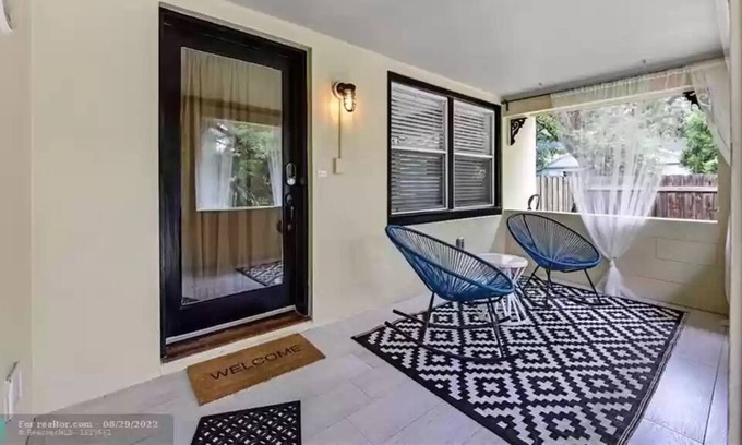 Edgewood House | Well-Preserved Bungalow with Netflix