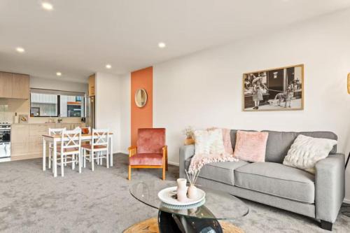 Mount Albert House | Well-styled Vibrant 2 Bed Home