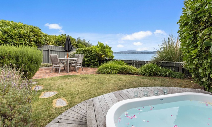 Wellington House | Wellington - Eastbourne 2 bedrm beachfront cottage with WiFi