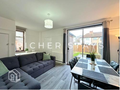 Alperton House | Wembley Large 4-Bedroom House, Driveway and Garden