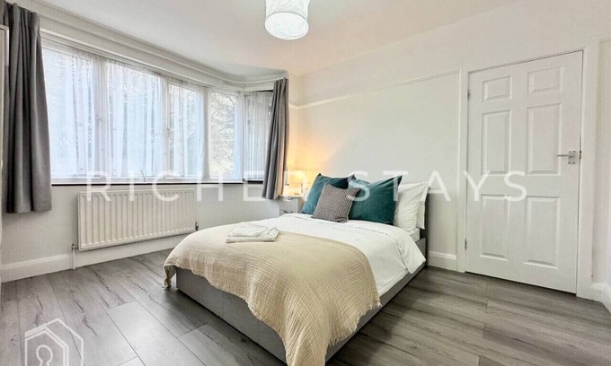 Alperton House | Wembley Large 4-Bedroom House | Driveway & Garden