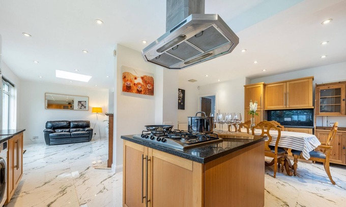 Barnhill House | Wembley Park & Stadium - Detatched 5 bed house
