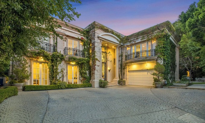 Beverly Hills House | Wendover Mansion - 6BR Neoclassical BH Retreat w/Pool, Near Rodeo