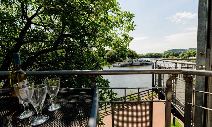 Hamelin House | Weserwohnung - boat house holiday on the banks of the river Weser