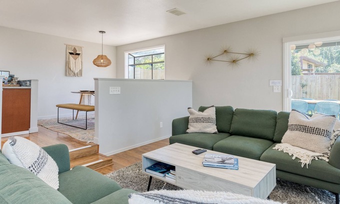 Oak Harbor House | West Beach Lookout - Dog Friendly