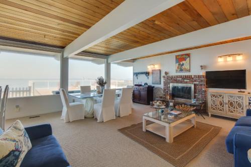 Oak Harbor Apartment | West Beach Retreat