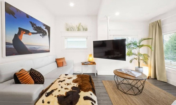 Riley Park-Little Mountain House | West Coast Retreat w/Hot Tub+Sauna+WFH - 2BR