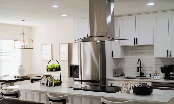 Marietta House | West Cobb Retreat, Newly Renovated, Theme Rooms, WiFi, Spacious Backyard