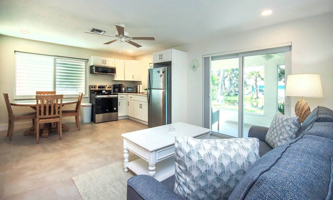 Tradewinds Cottage | West End Paradise Unit Scallop 5 - One bedroom suite w/water views