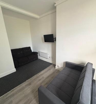 Glasgow Apartment | West End Traditional Flat with Free Parking