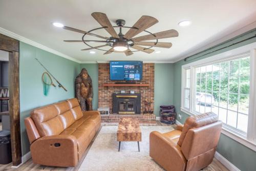 West Jefferson House | West Jefferson 3Bd- Hot Tub, Dogs Welcome, Fire Pit & More