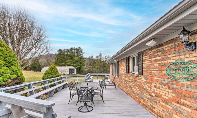 West Jefferson Other | West Jefferson Rental: Deck w/ Mountain Views