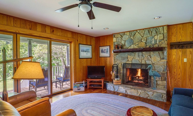 West Jefferson House | West Jefferson Riverfront Retreat w/2 Porches!