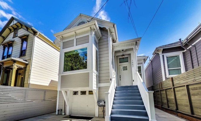 Prescott House | West Oakland charmer: 2br/2bath - AC & W/D