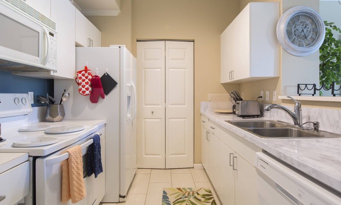 Grandview Heights Condo | West Palm Beach stunning 2 bedroom apartment steps away from everything you need