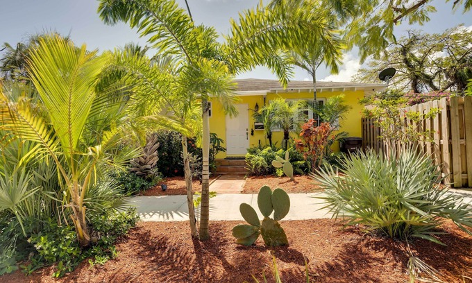 Grandview Heights House | West Palm Beach Home w/Fenced-In Yard & Deck!