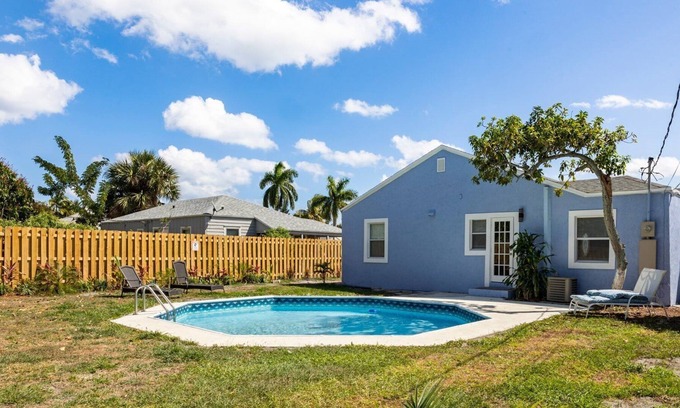 Poiciana Park II House | West Palm Beach Tropical Oasis