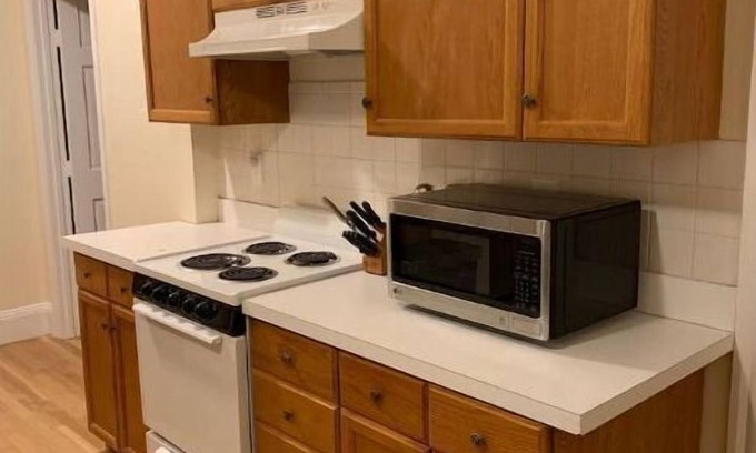 West Roxbury Apartment | West Roxbury 2 bed sleeps 6 and is a 5 minute walk to public transportation