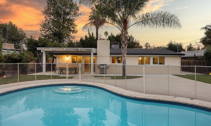 Woodland Hills House | West Valley by AvantStay | Large Yard w/Pool!