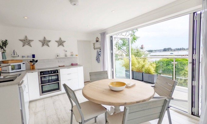 Emsworth Apartment | West View, Emsworth - sleeps 4 guests in 2 bedrooms