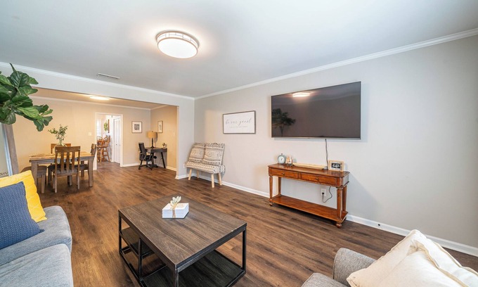 Decatur House | Westbury Mews-Cozy Townhome-3beds- 2full baths-sleeps6