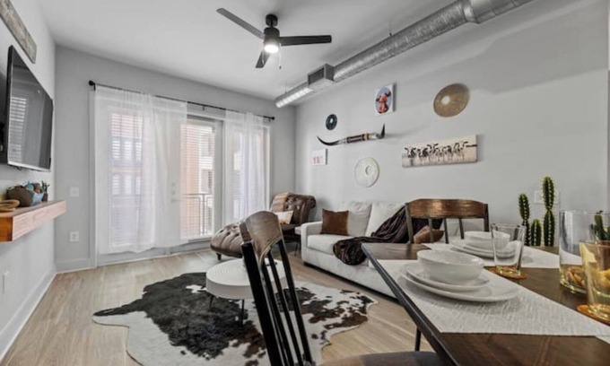 Dallas Apartment | Western Saloon 2BR 4Bed Prime Location