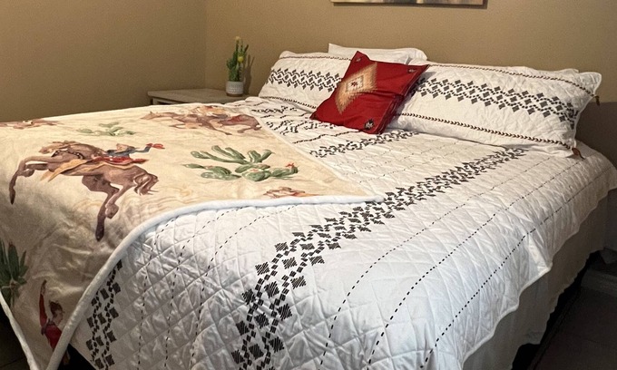 Eagle Pass Apartment | Western Style King,Queen&Sofabed