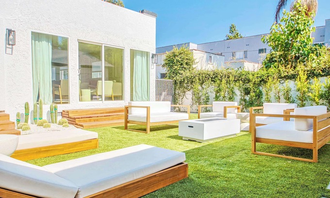 Melrose House | WestHollywood Sleep 12 Jacuzzi & Garden Oasis