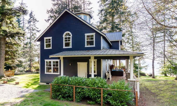 Greenbank House | Westside Waterfront View Home - Luxury 4-Bedroom