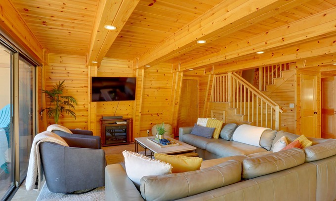 Lake Almanor Peninsula Cabin | Westwood Lakefront Cabin w/Hot Tub & Boat Dock!