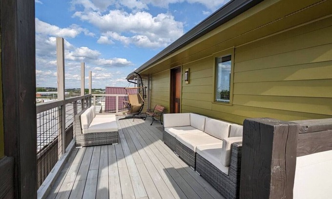 Berry Hill Apartment | WestWood Shed Balcony-Berry Hill of 8th by Geodis