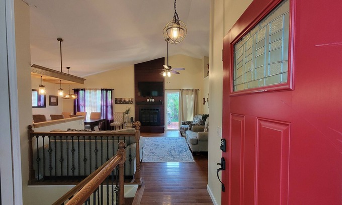 Walnut Grove House | Westy Escape 2 Living Rooms, 2 Primary Bedrooms, Bar, BBQ, FirePit, Patio