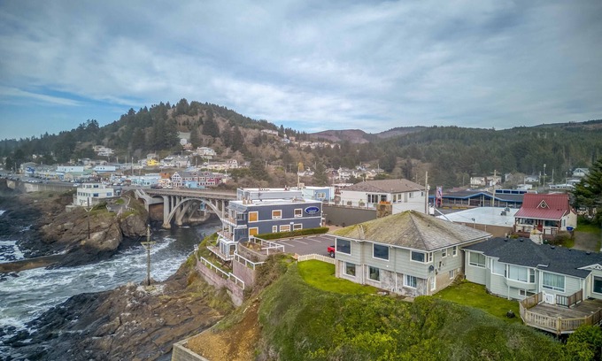 Depoe Bay House | Whales and Outstanding Rocky Surf Views from this Depoe Bay Oceanfront Perch!