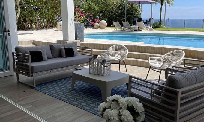 Tango Mar Villa | Whales view, beach house on Cliff Villamarunga