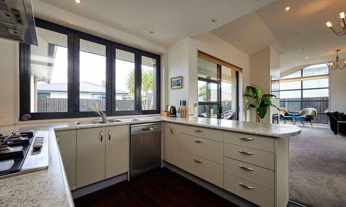 Kaikoura House | Whanau Retreat - Beautiful Home, Sunshine on McRae